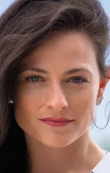 Лара Пулвер